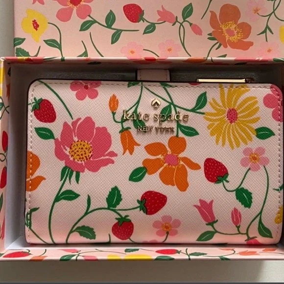 ♠️NWT Kate Spade Boxed Madison Strawberry Garden Medium Compact Bifold Wallet - Picture 6 of 8